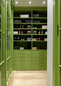 Г-образная гардеробная комната в зеленом цвете Междуреченск
