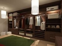 Классическая гардеробная комната из массива с подсветкой Междуреченск