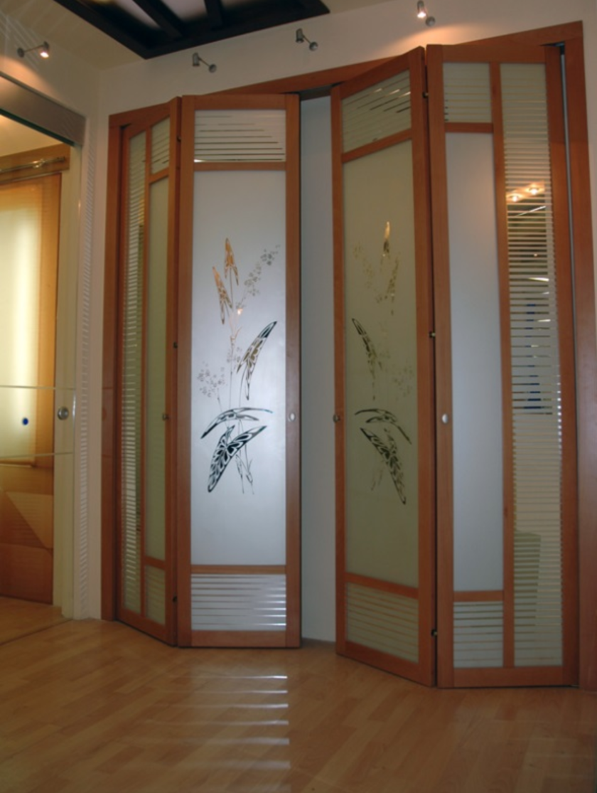 Широкие двери гармошка с матовым стеклом и рисунком Междуреченск