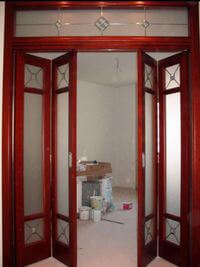 Дверь гармошка с декоративными стеклянными вставками Междуреченск